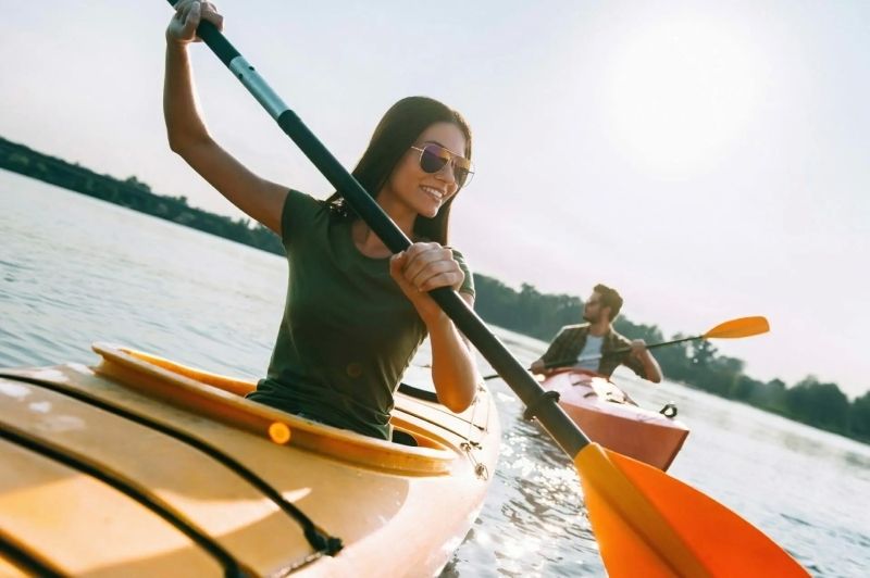 Một buổi sáng tuyệt đẹp với thuyền kayak trên hồ đẹp, không gian yên tĩnh. Một buổi sáng tuyệt đẹp với thuyền kayak trên hồ đẹp, không gian yên tĩnh.