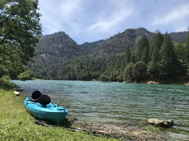 Thuyền kayak trên hồ đẹp, hòa mình vào thiên nhiên và thả lỏng tâm trí. Thuyền kayak trên hồ đẹp, hòa mình vào thiên nhiên và thả lỏng tâm trí.