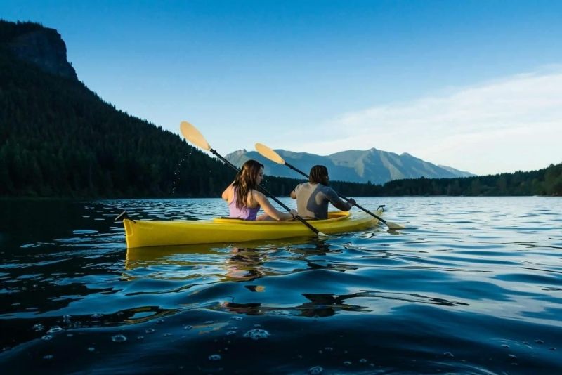 Chèo thuyền kayak trên hồ đẹp, tận hưởng không khí trong lành và yên bình. Chèo thuyền kayak trên hồ đẹp, tận hưởng không khí trong lành và yên bình.