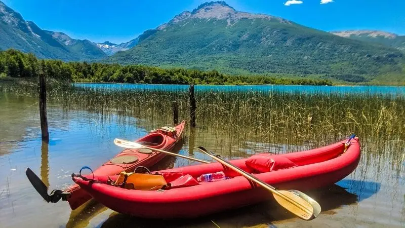 Thuyền kayak trên hồ đẹp, không gian mát mẻ cho những chuyến đi thư giãn. Thuyền kayak trên hồ đẹp, không gian mát mẻ cho những chuyến đi thư giãn.