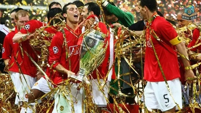 Đắm chìm trong bộ ảnh Ronaldo cầm cup đẹp và độc đáo nhất