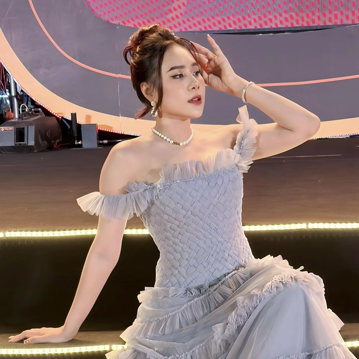 Hồ Bích Trâm tạo ấn tượng qua thần thái rạng ngời Hồ Bích Trâm tạo ấn tượng qua thần thái rạng ngời
