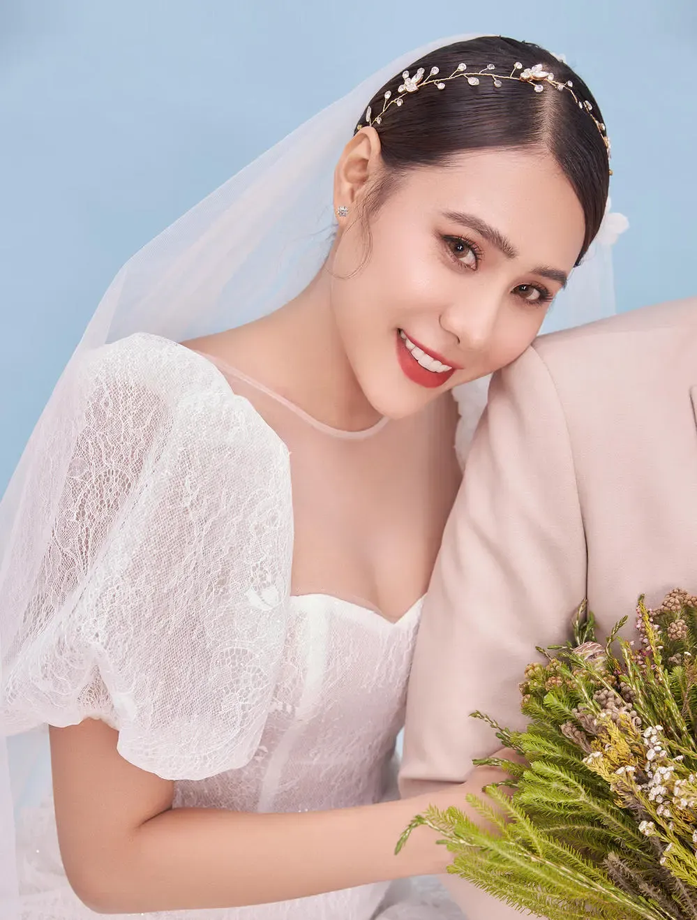 Hồ Bích Trâm với vẻ đẹp tự nhiên và tỏa sáng Hồ Bích Trâm với vẻ đẹp tự nhiên và tỏa sáng