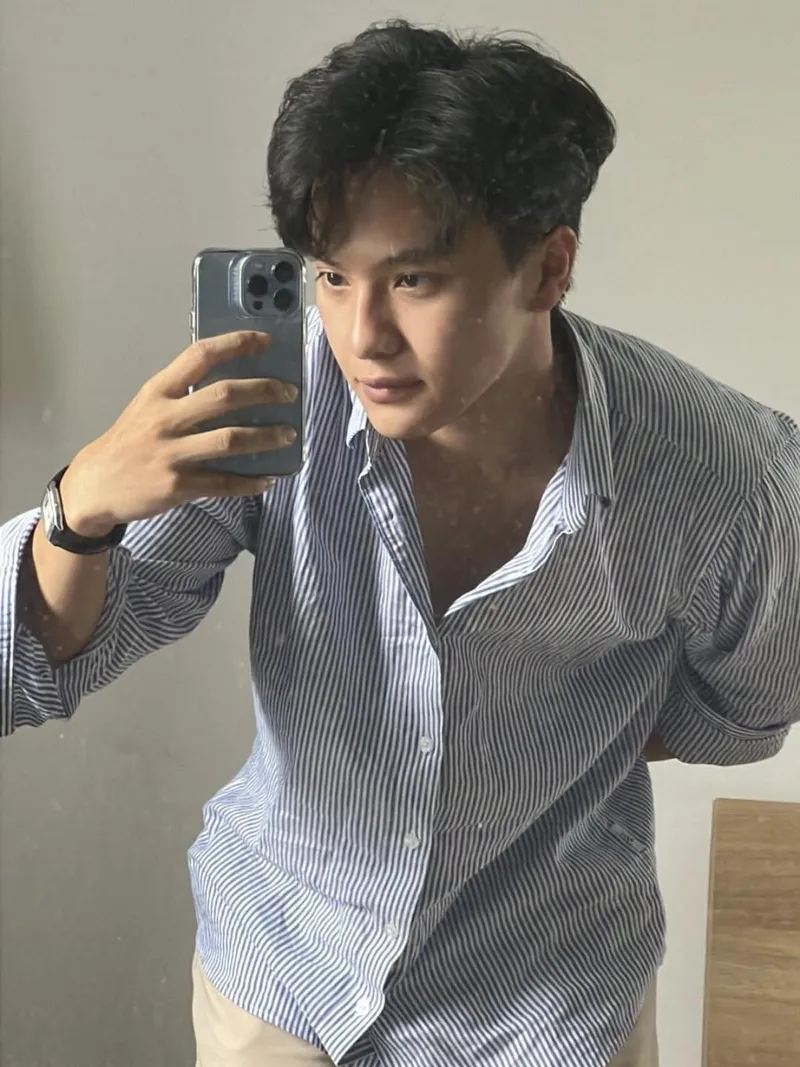 Trai văn phòng năng động và phong cách trong ánh sáng tự nhiên Trai văn phòng năng động và phong cách trong ánh sáng tự nhiên
