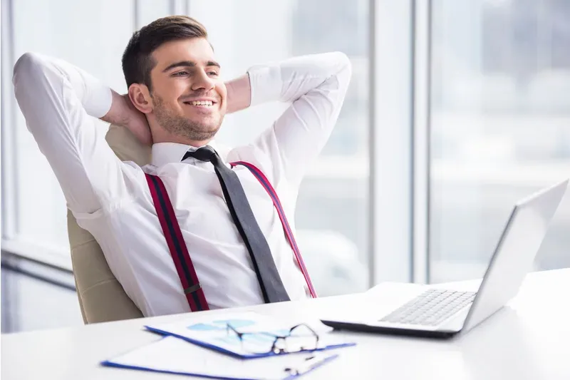 Trai văn phòng lịch sự với áo sơ mi trắng nổi bật Trai văn phòng lịch sự với áo sơ mi trắng nổi bật