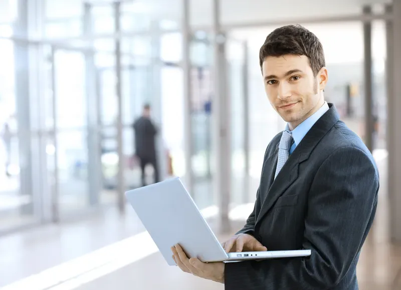 Trai văn phòng phong cách hiện đại với tông màu trung tính Trai văn phòng phong cách hiện đại với tông màu trung tính