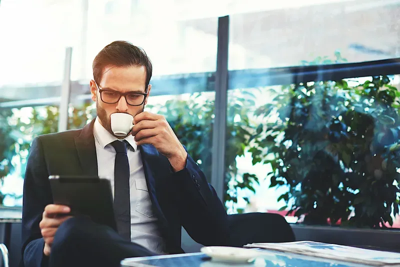 Trai văn phòng chuyên nghiệp với bộ đồ công sở lịch sự Trai văn phòng chuyên nghiệp với bộ đồ công sở lịch sự