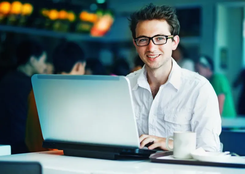 Trai văn phòng và phong cách năng động trong môi trường làm việc Trai văn phòng và phong cách năng động trong môi trường làm việc