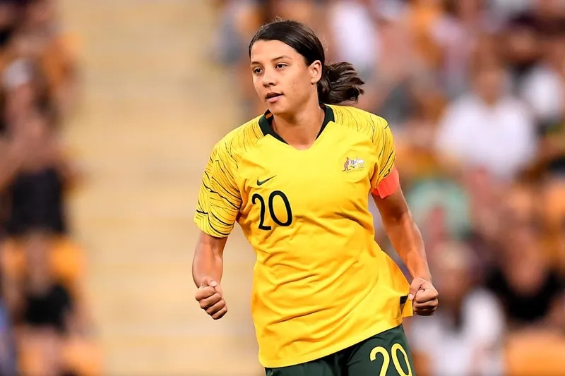  Sam Kerr bật cao đánh đầu ghi bàn – khoảnh khắc làm nên thương hiệu “Sát thủ vòng cấm” – Nguồn: Jun88.