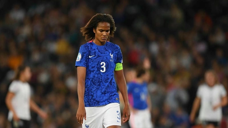  Wendie Renard chỉ huy hàng thủ Lyon trong trận chung kết