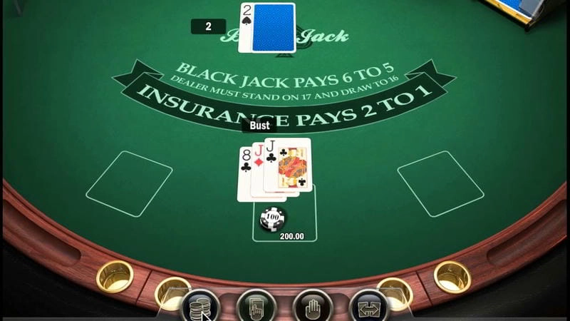 Hình ảnh bàn chơi Baccarat trực tuyến tại FIVE88 với dealer chuyên nghiệp.