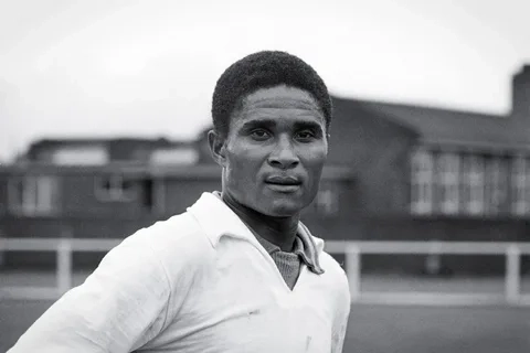  Eusébio với quả bóng vàng, biểu tượng chiến thắng như nổ hũ 69VN