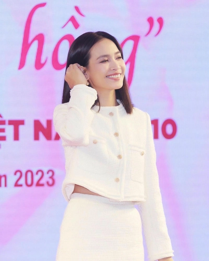Lắng nghe giai điệu Hello Vietnam Ái Phương đầy tự hào