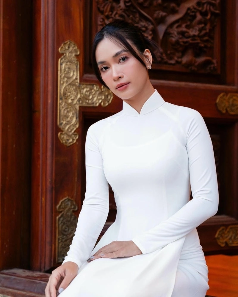 Khám phá vẻ đẹp của Ái Phương người mẫu cuốn hút