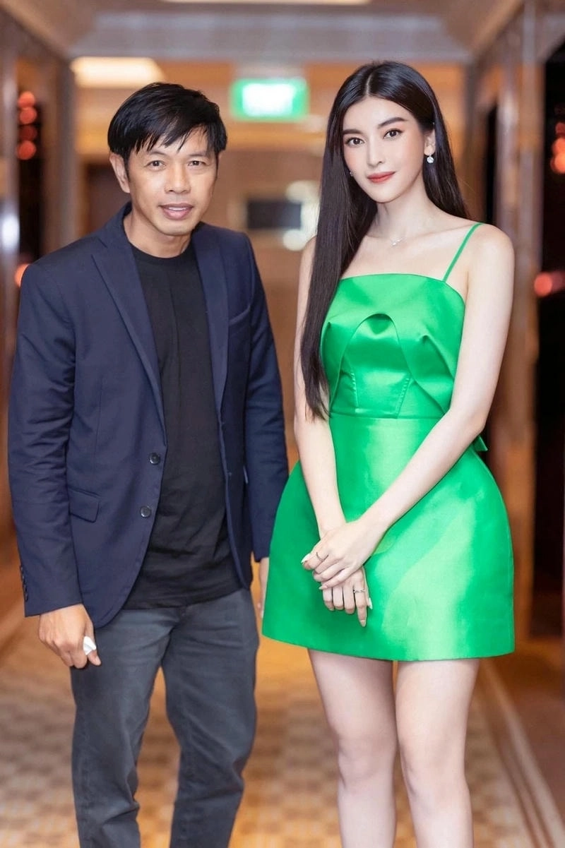 Cao Thái Hà hôn gây tranh cãi trên mạng xã hội