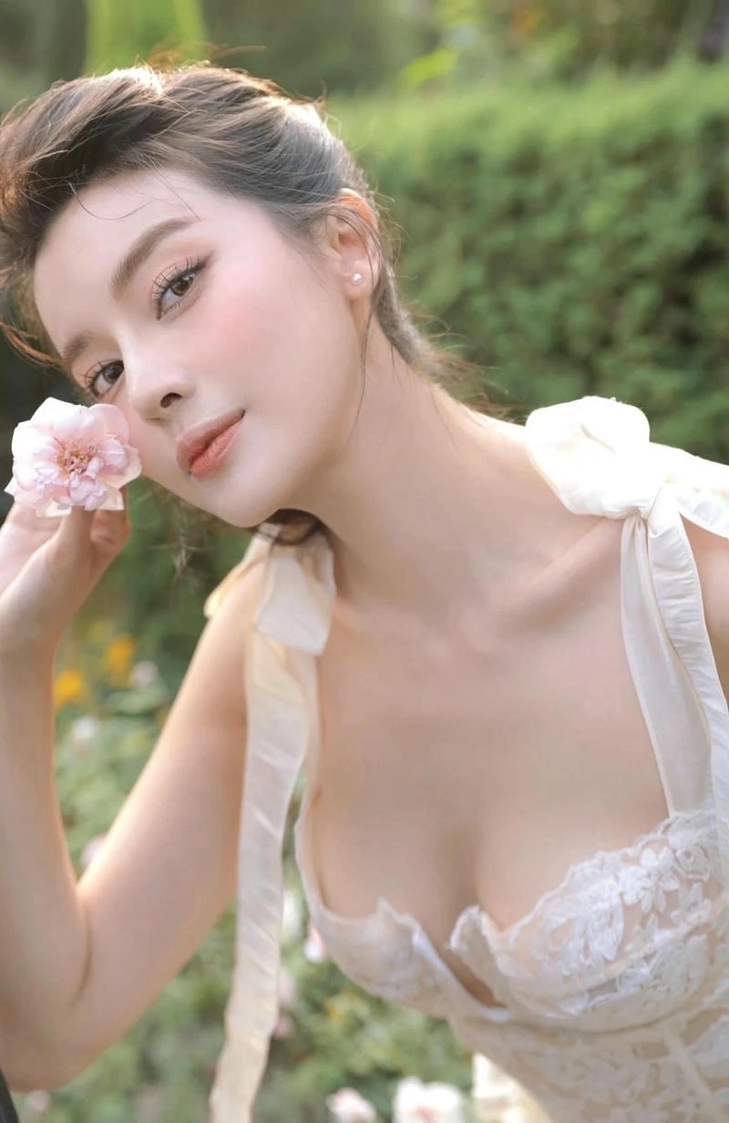 Người mẫu Cao Thái Hà khoe vóc dáng cuốn hút