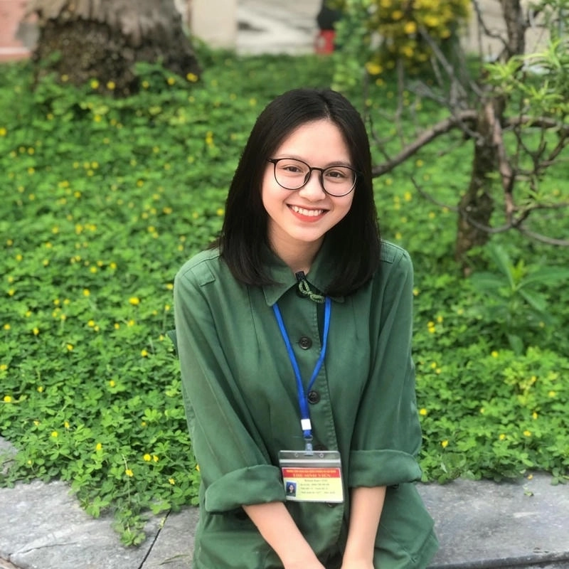 Khoảnh khắc Đặng Thu Hà ăn cơm giản dị dễ thương
