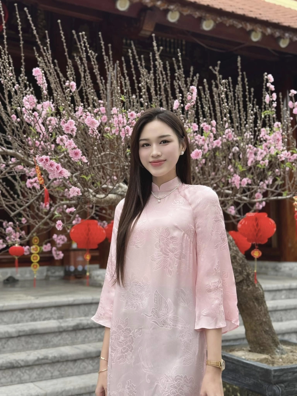 Hành trình giản dị của Hoa hậu Đỗ Thị Hà về quê