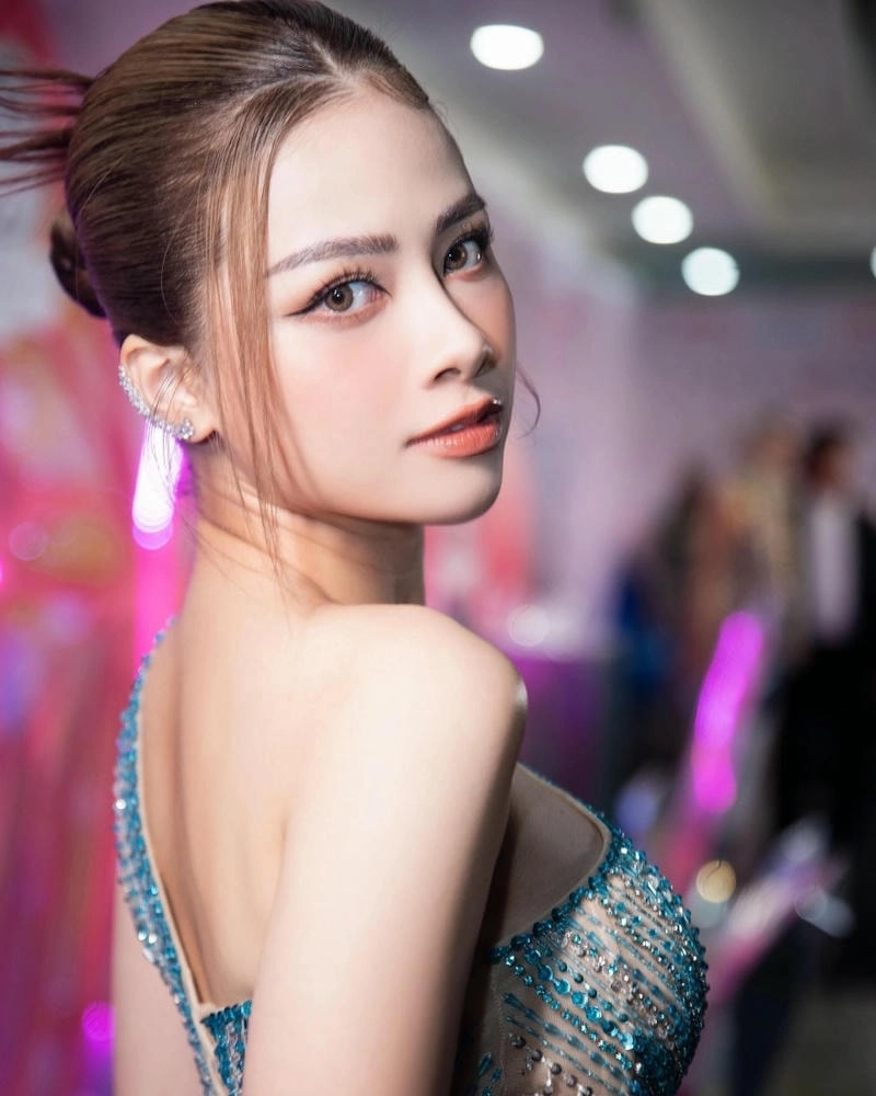 Chiếc khăn piêu Dương Hoàng Yến Anh Khoa tạo nên bản hit ấn tượng