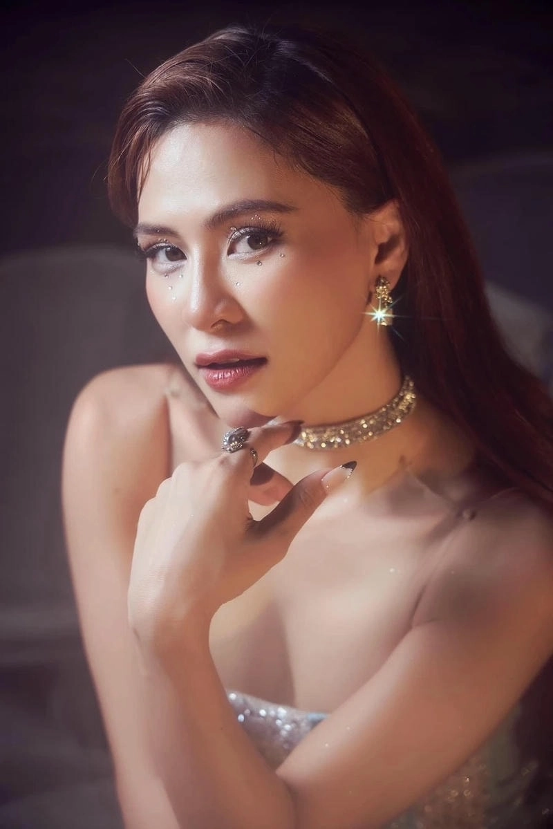 Cùng xem lời bài hát Hà Nhi chưa quên người yêu cũ đầy cảm xúc