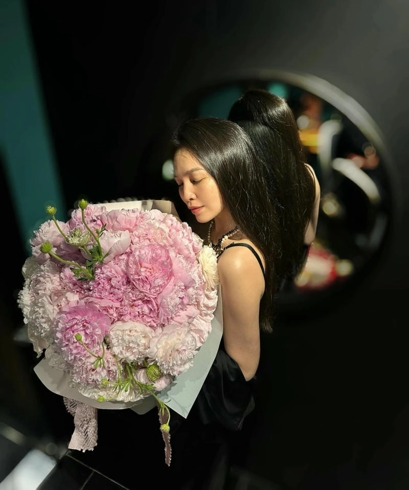 Hát say mê với Karaoke Hồn quê của Hiền Thục