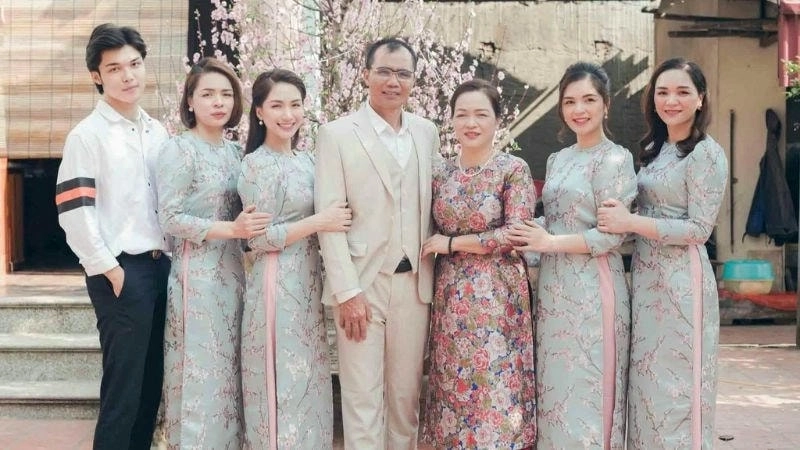 Ánh mắt đáng yêu của Bé Bo Hoà Minzy