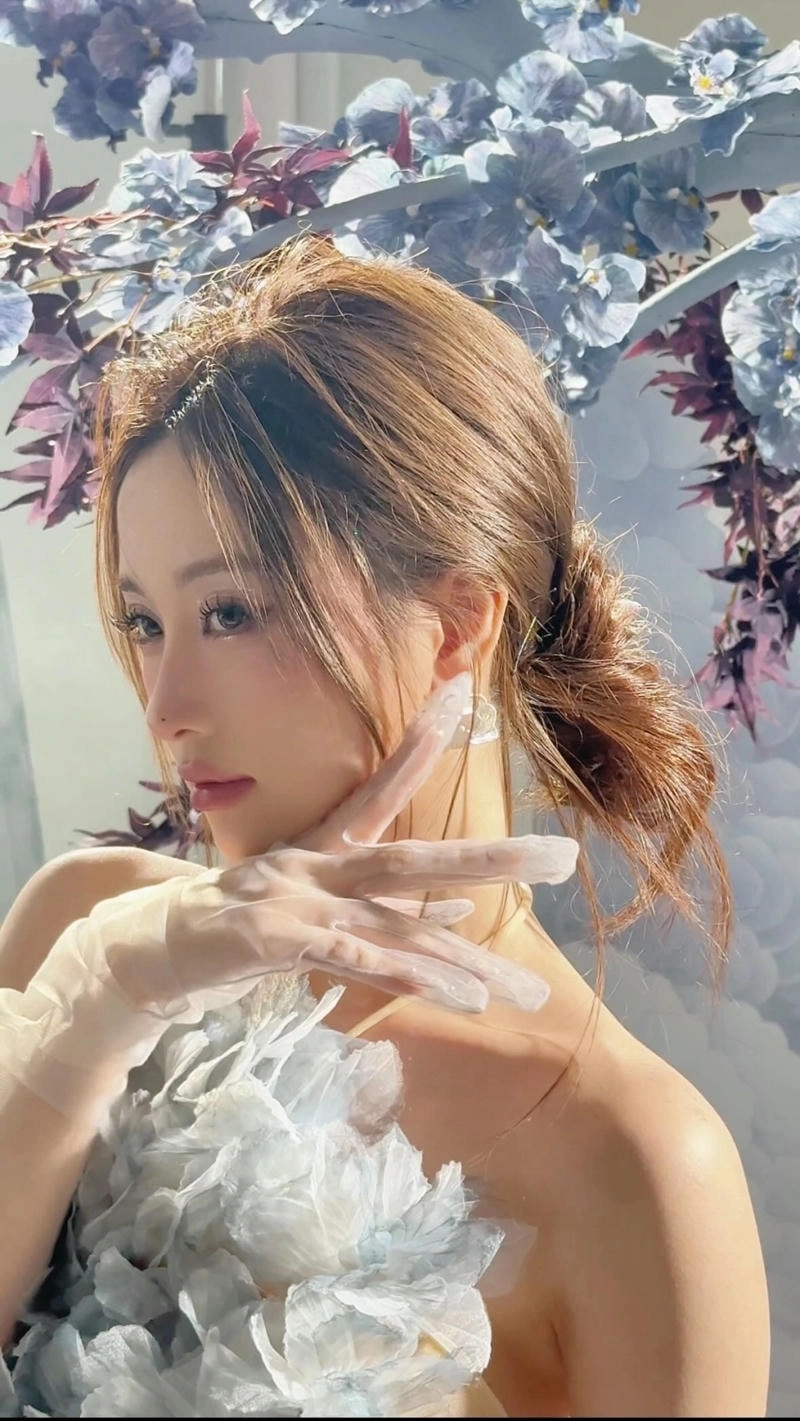 Diễn viên Jun Vũ nổi bật với nét đẹp trong trẻo