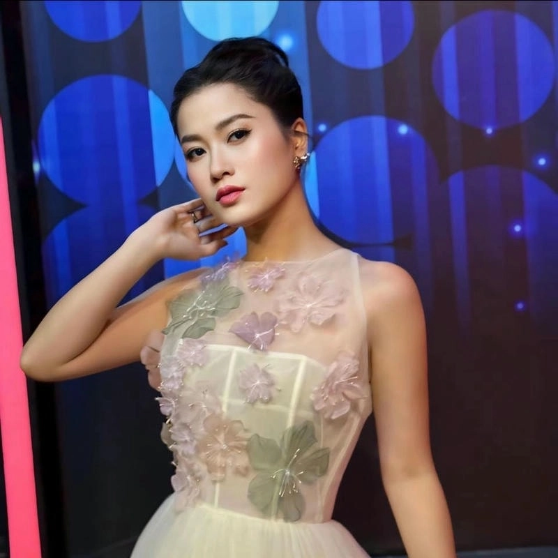 Lắng nghe chất giọng ngọt ngào của Lâm Vỹ Dạ hát bolero