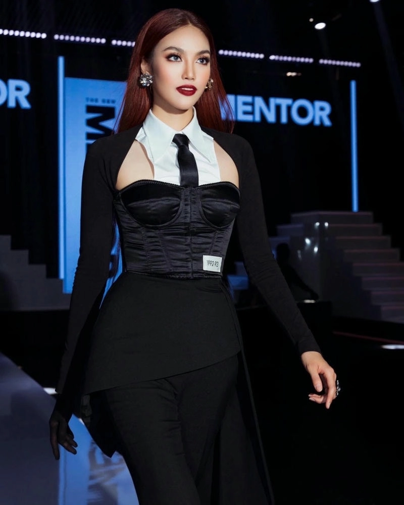 Lan Khuê Vũng Tàu khoe dáng trên biển xanh