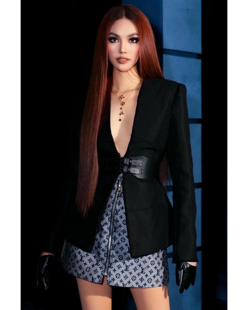 Lan Khuê khẳng định chủ quyền với áo dài