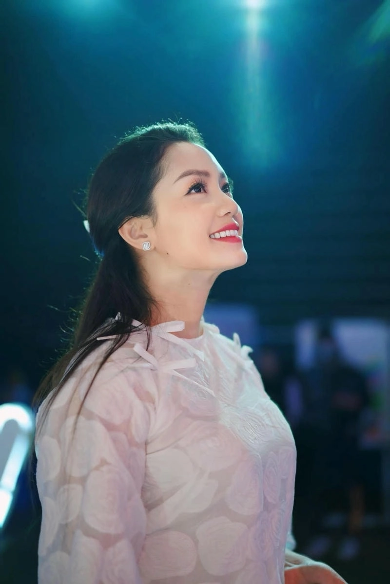 Khám phá Lời Bài Hát Nguyễn Ngọc Anh Triệu Đoá Hoa Hồng