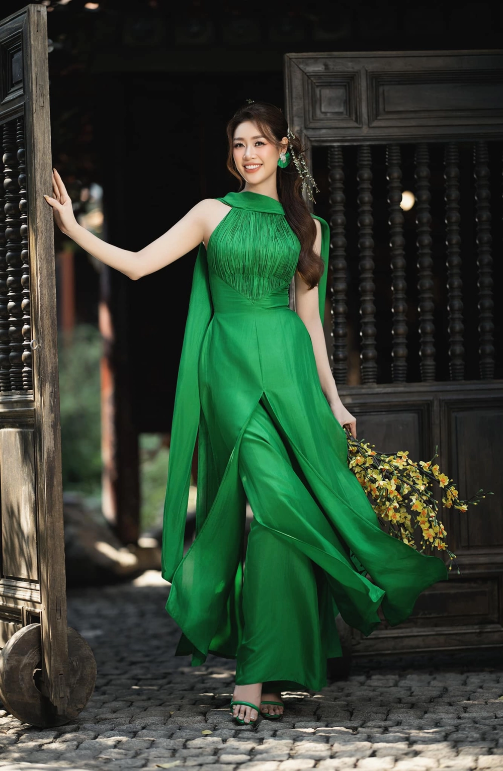 Khoảnh khắc đời thường của Hoa hậu Khanhs Vân