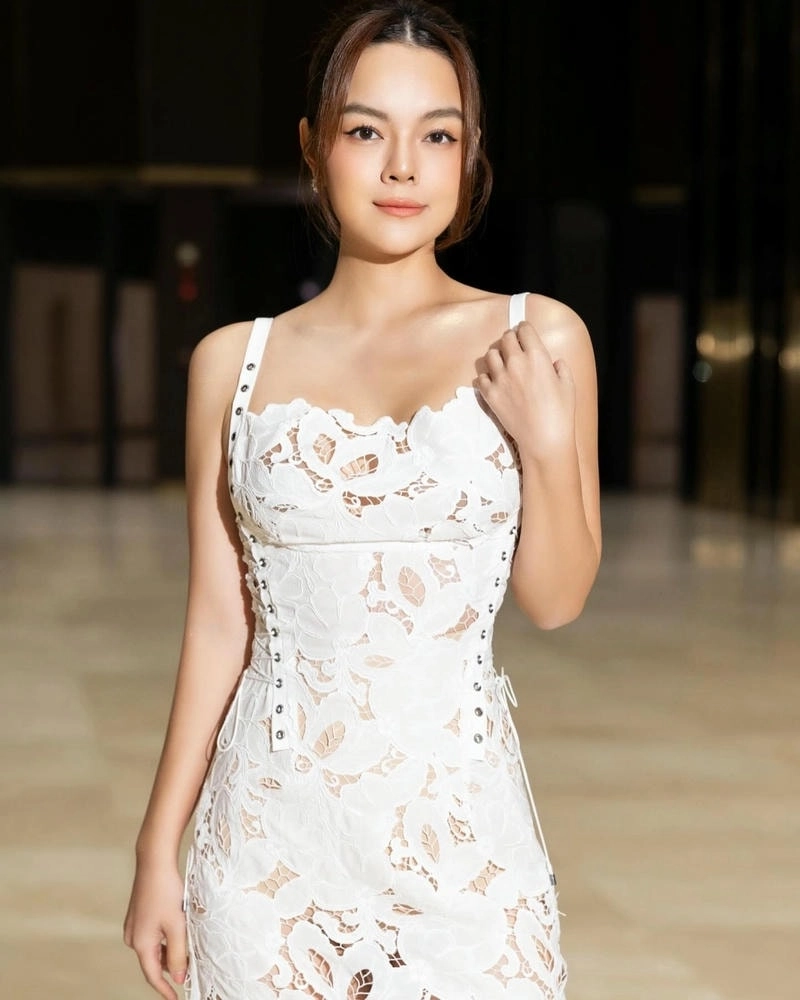 Khám phá trọn bộ sản phẩm Phạm Quỳnh Anh Album