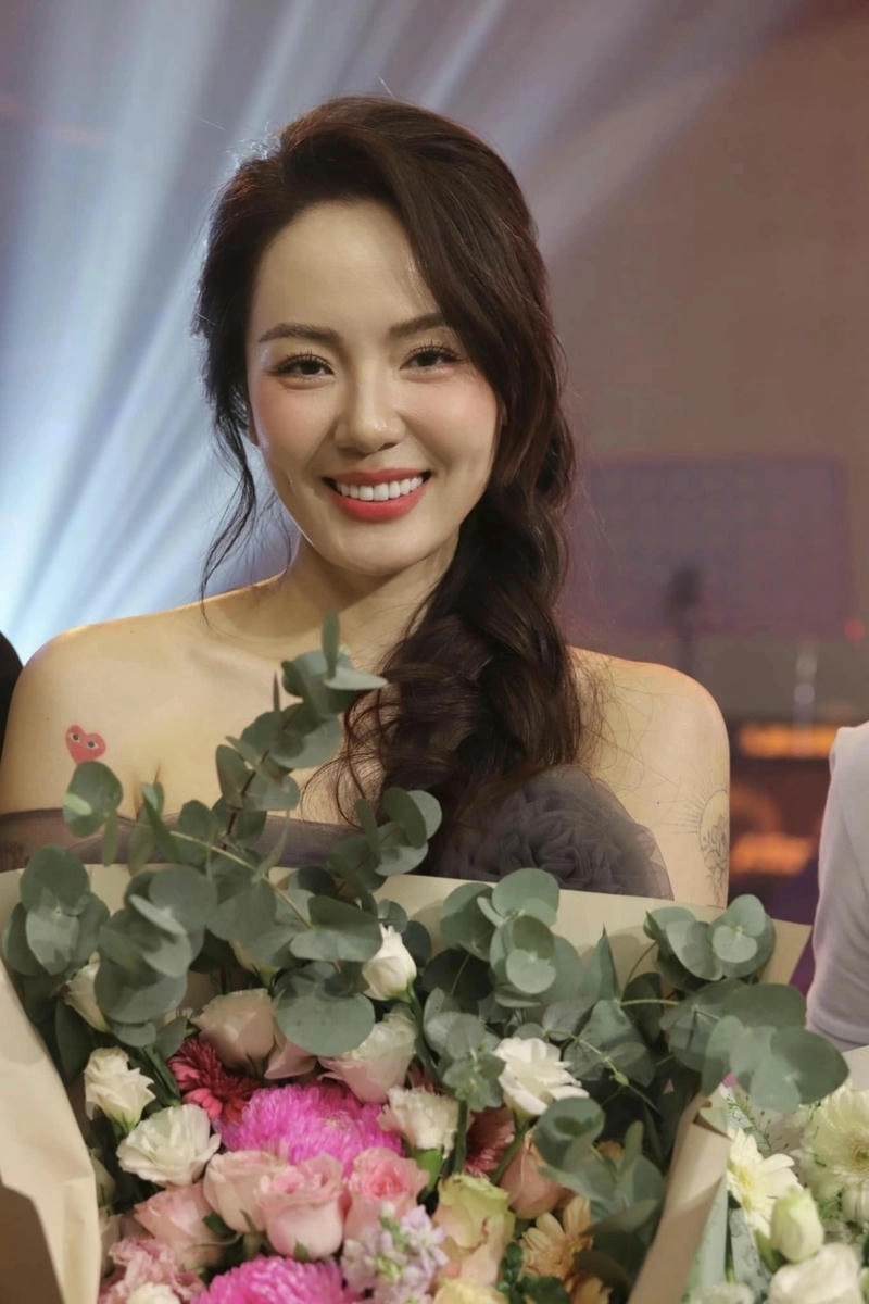 Theo dõi nghệ sĩ qua Phương Linh Instagram