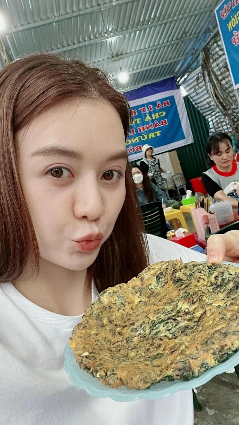 Khoảnh khắc Thiều Bảo Trang và Thiều Bảo Trâm thân thiết