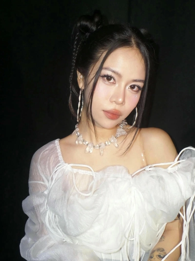 Khám phá phong cách cuốn hút của Tlinh