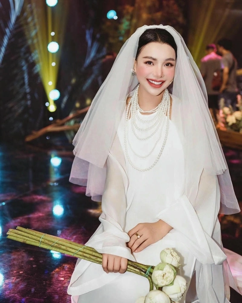 Khám phá vẻ đẹp cuốn hút của Trà Ngọc Hằng