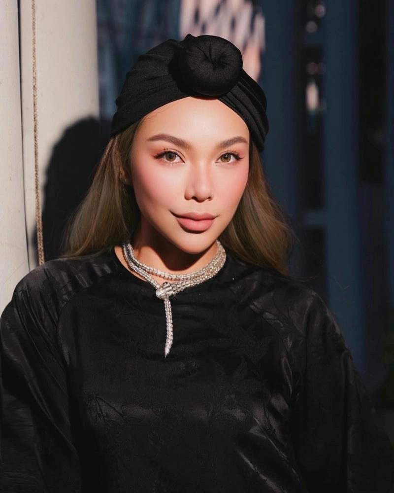 Drama gây sốc về việc Trà Ngọc Hằng cấm xuất cảnh