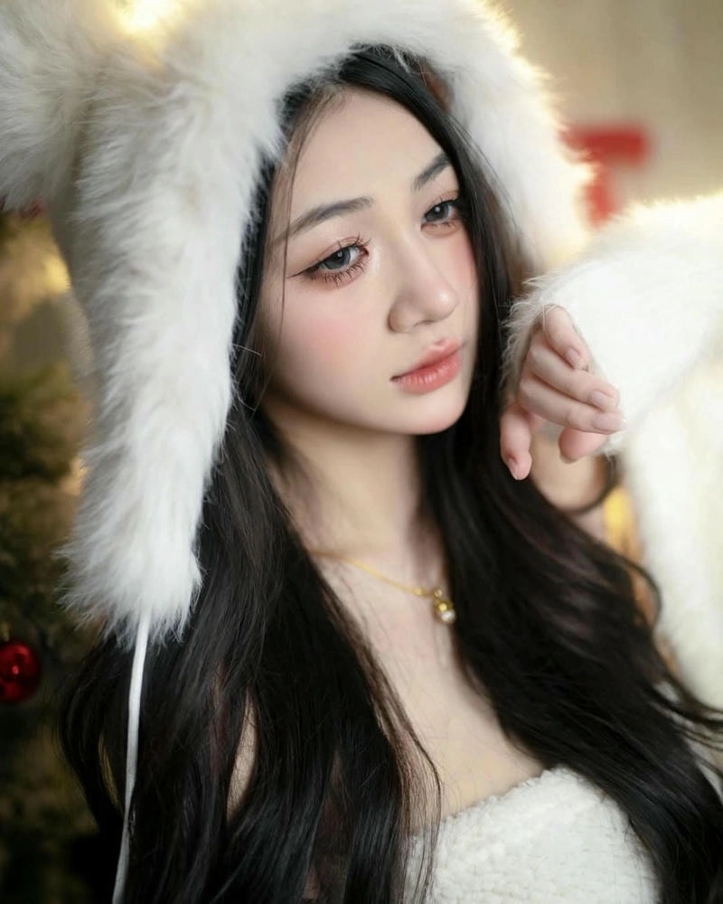 Cộng đồng đổ xô hỏi Trần Hà Linh là ai