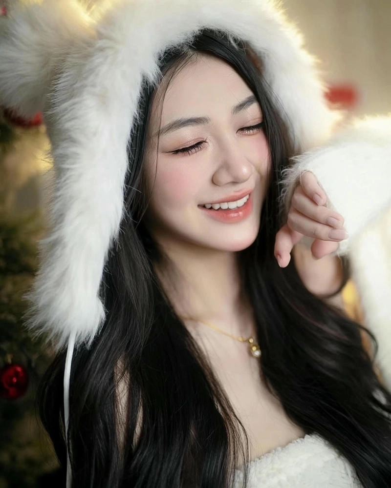 Trần Hà Linh trend phun nước gây sốt