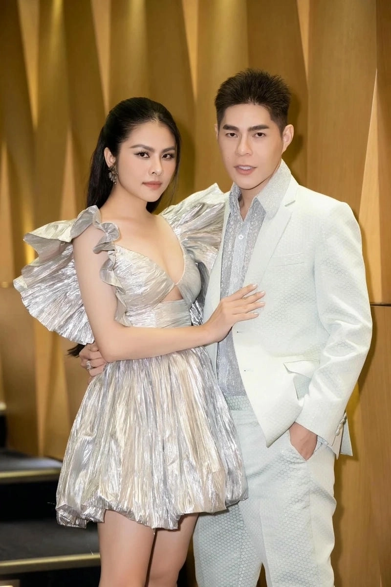 Nét duyên dáng của Vân Trang áo dài truyền thống