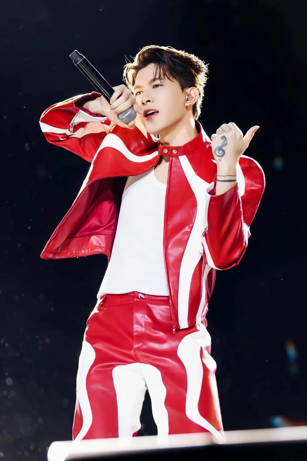 Hé lộ bất ngờ về Anh Tú Atus chiều cao thật