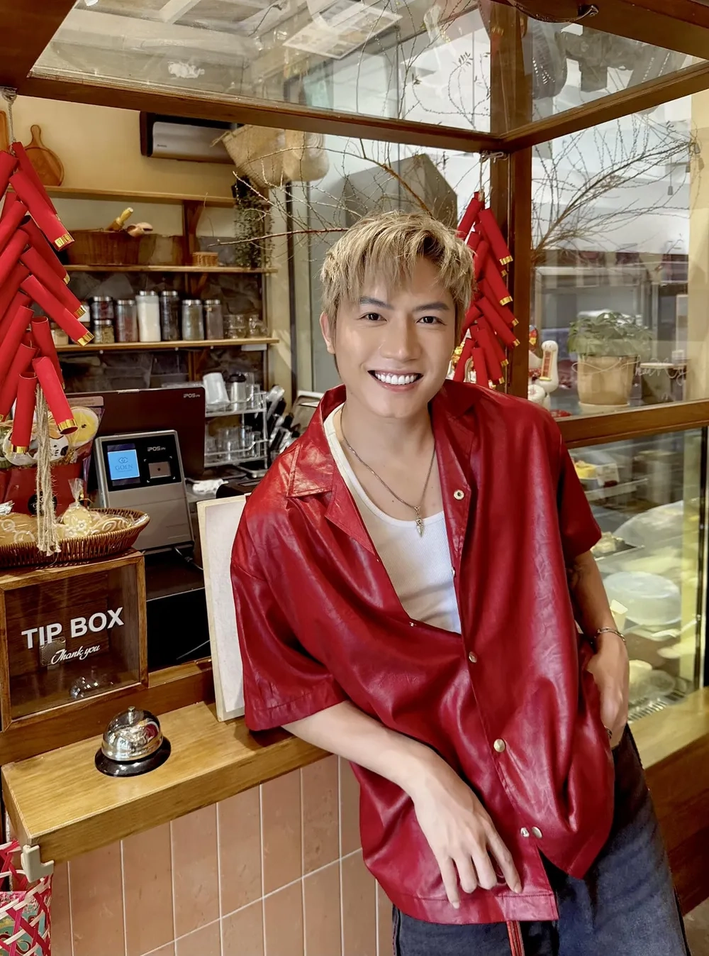 Ca sĩ Anh Tú Voi bản đôn khoe giọng hát ngọt ngào