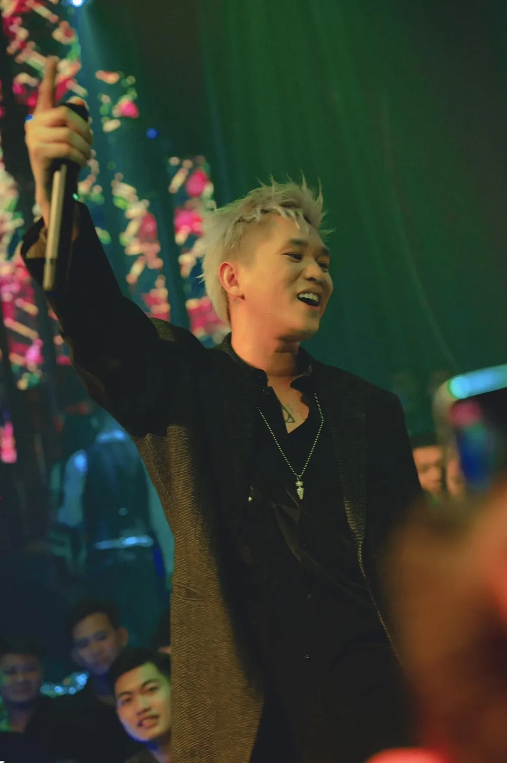 Drama chưa nguôi với Bray phốt