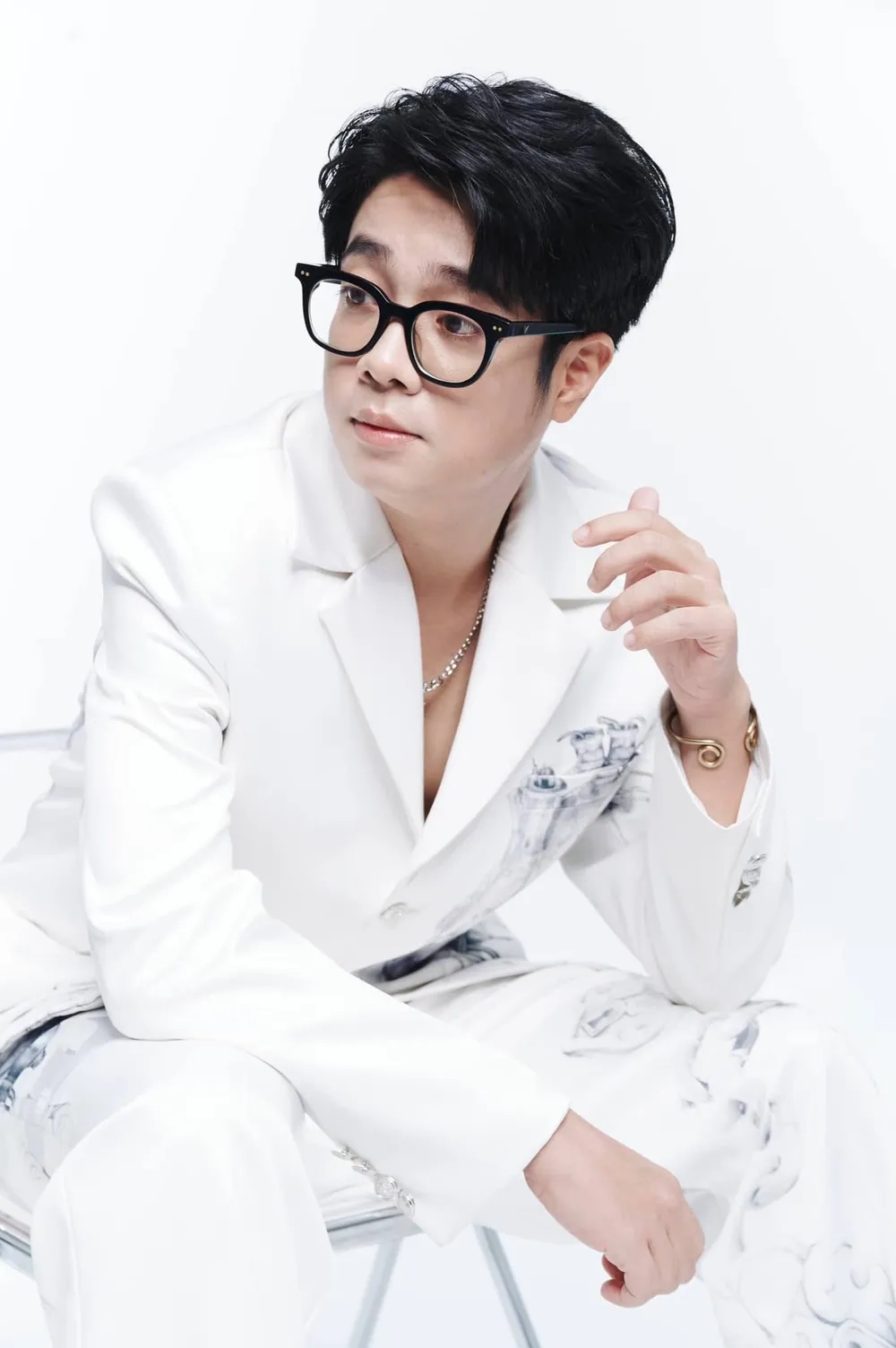 Lặng lẽ và đầy suy tư cùng buông Bùi Anh Tuấn