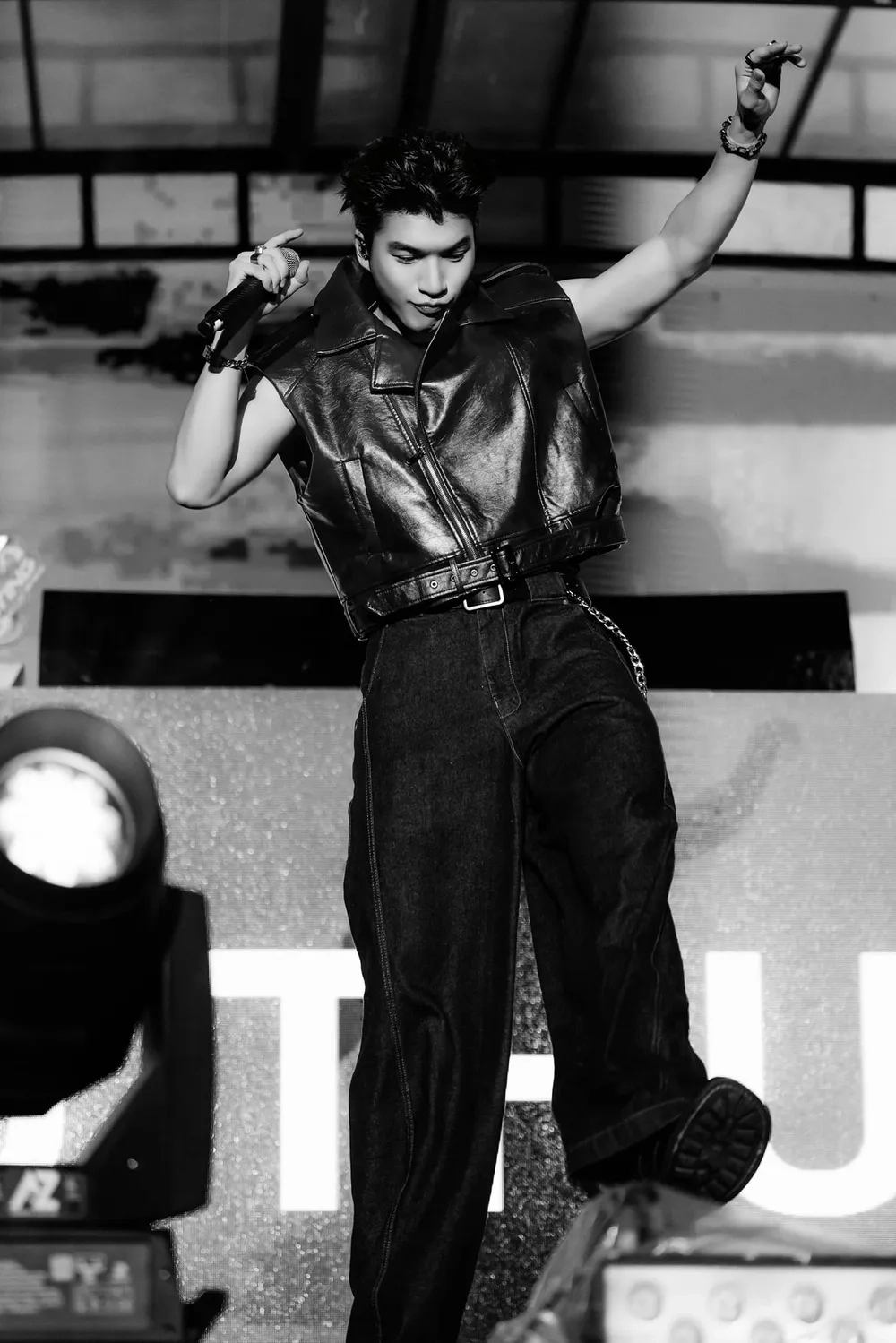 Dáng vẻ ngáo ngơ Hieuthuhai cũng cực yêu