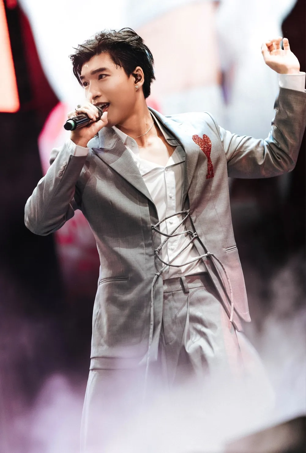 Cài ngay hình nền Hieuthuhai vào điện thoại