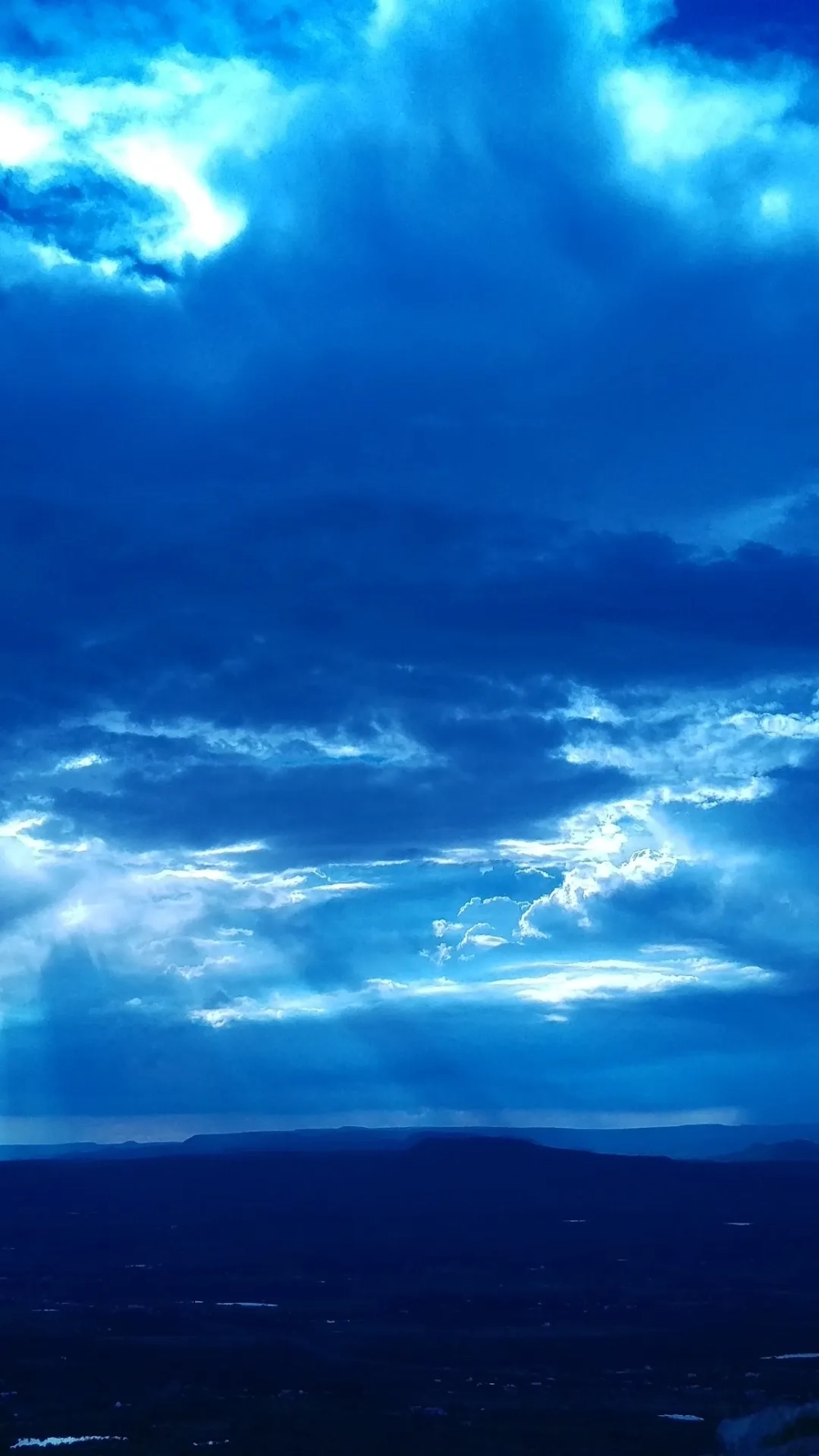 Khám phá chiều sâu không gian với nền điện thoại bầu trời