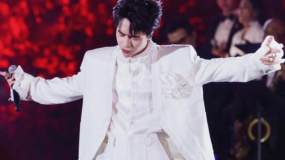 Màn hình thêm chất với hình nền Quang Hùng MasterD máy tính