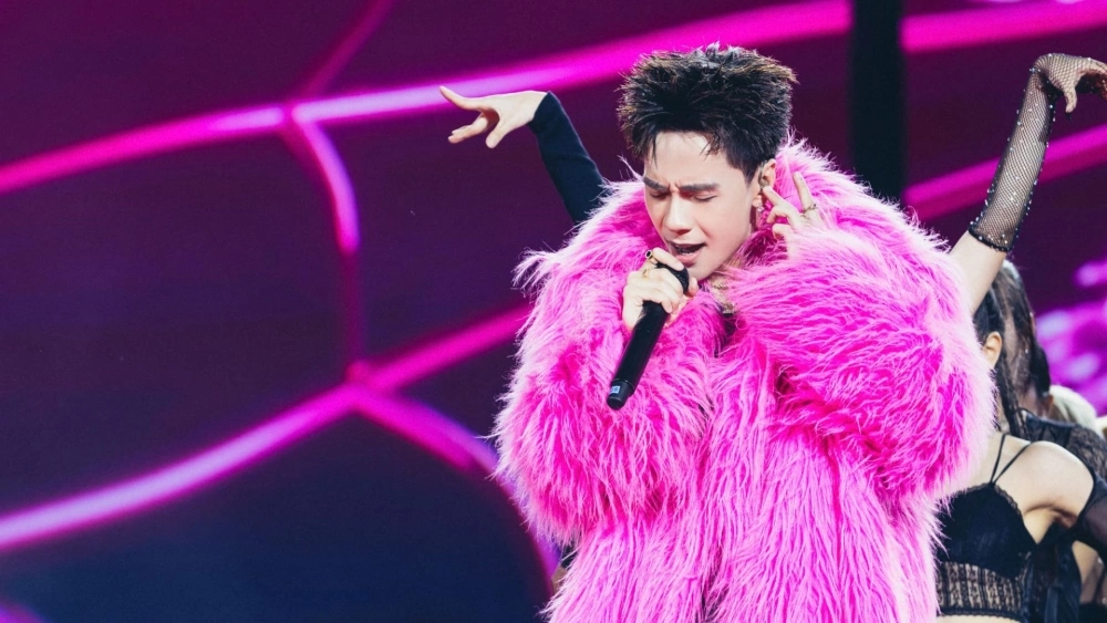 Vẻ mặt lạnh lùng của hình nền Quang Hùng MasterD vô tri